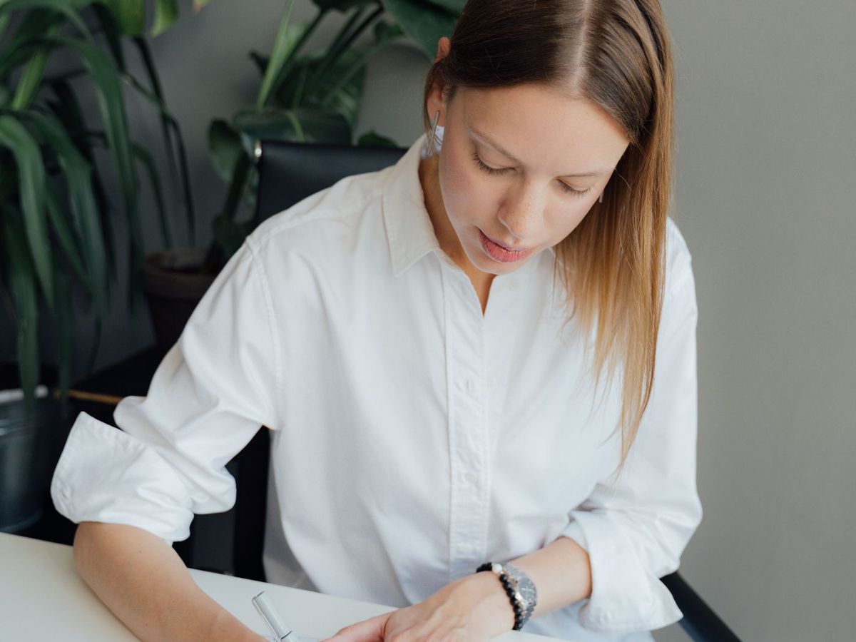 Vrouw werkt een tuinontwerp en beplantingsplan bij