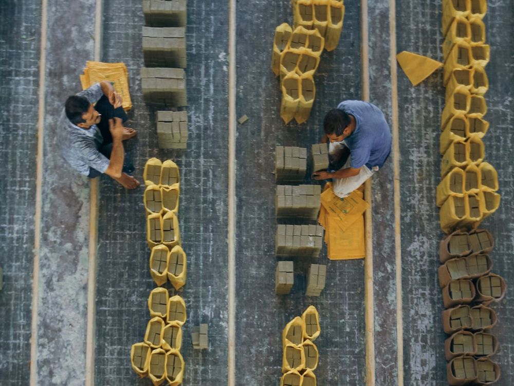 Team legt bestrating aan in de tuin